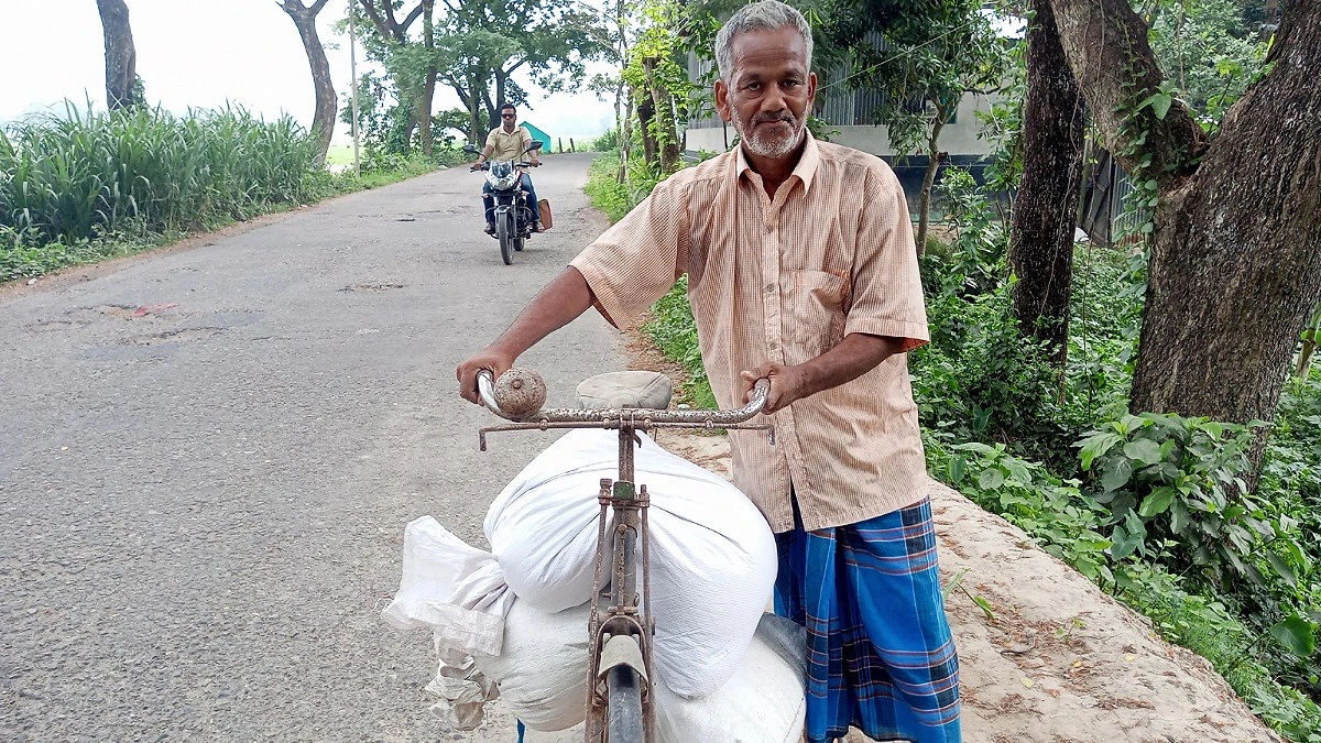 ‘আমাগো মতো অল্প আয়ের মানুষের মাসের খরচ মেটানোই ম্যালা কষ্ট’