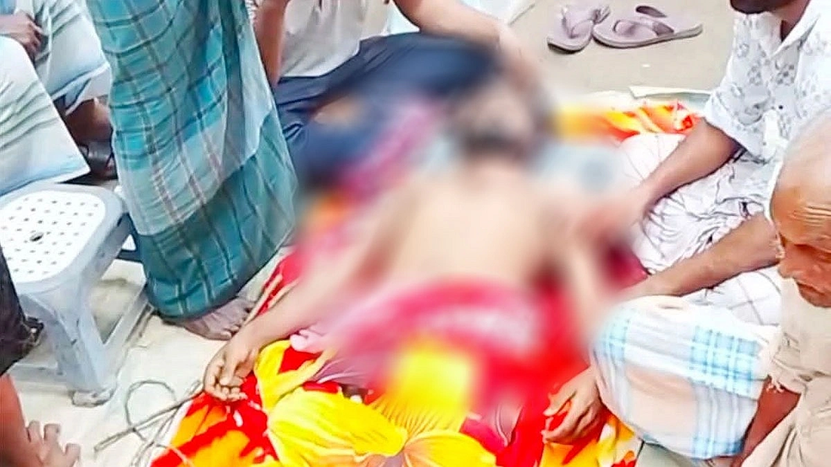 সাপের কামড়ে মৃতকে দাফন না করে ঝাড়ফুঁকে জীবিত করার চেষ্টা