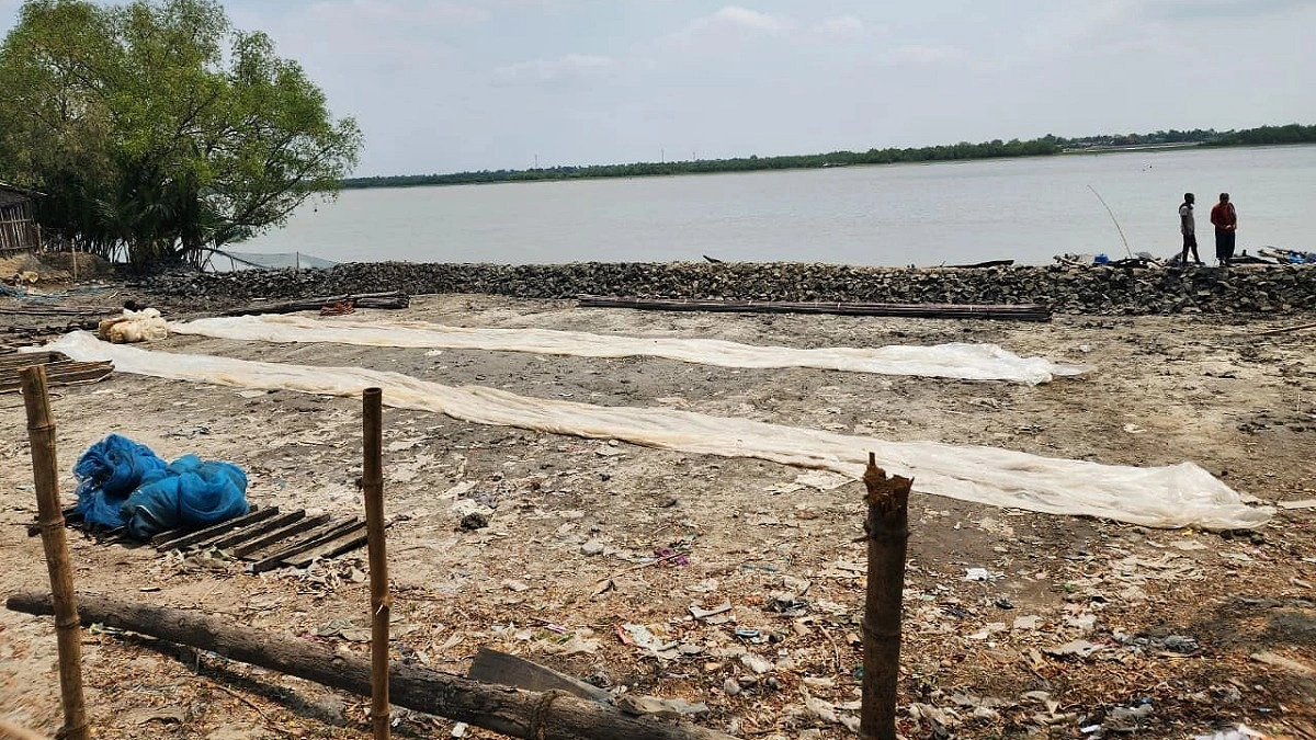 খোলপেটুয়া নদীর চর দখল করে বালুর আড়ত বসানোর পাঁয়তারা