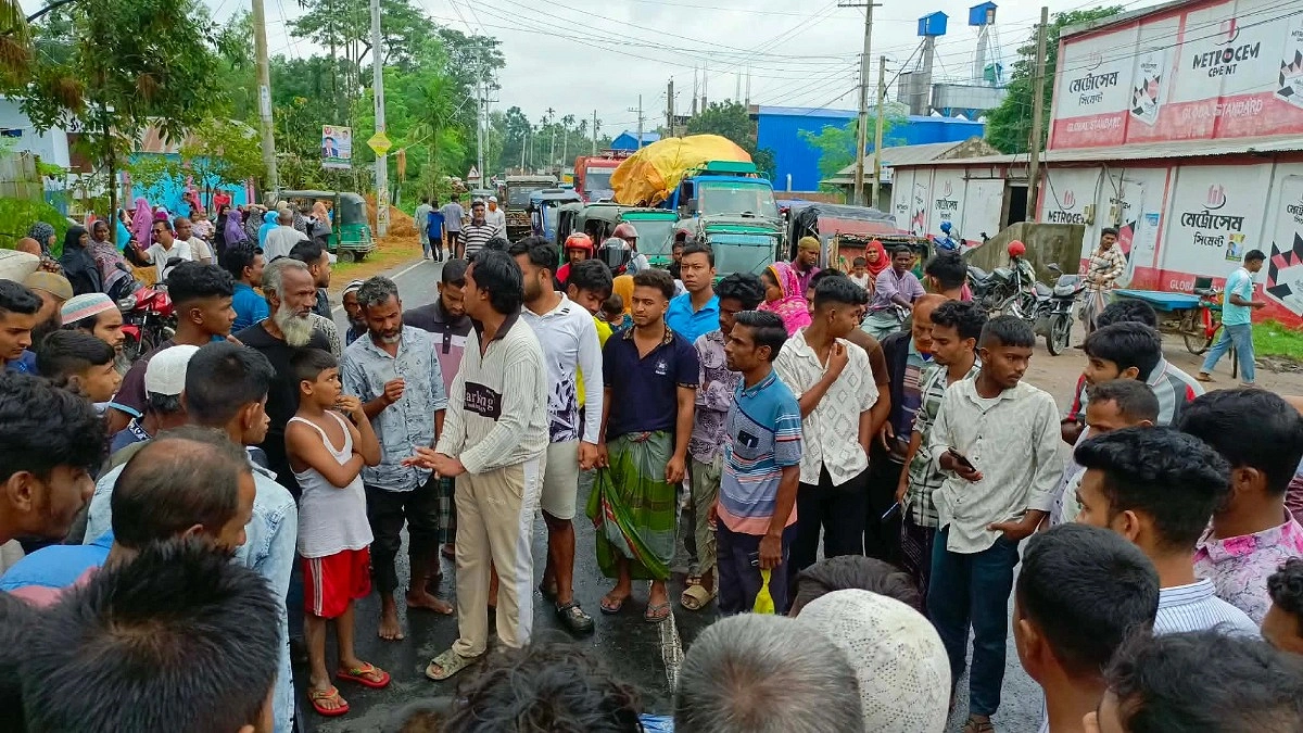 জামালপুরে বাসচাপায় বৃদ্ধের মৃত্যুতে সড়ক অবরোধ