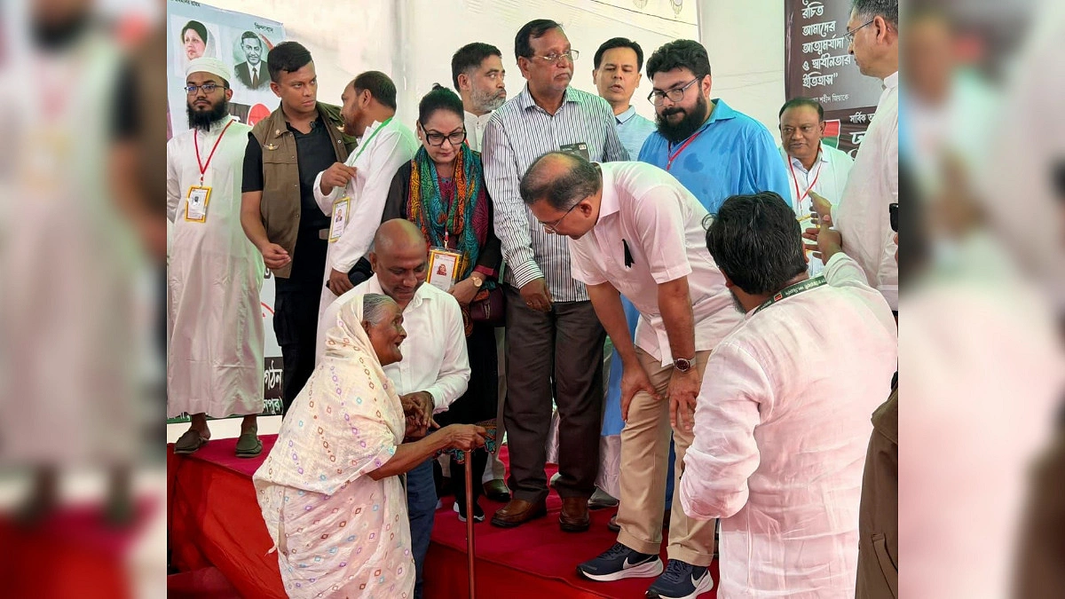 প্রধানমন্ত্রীকে কাছে পেয়ে নূরজাহান বেগমের স্বপ্নপূরণ