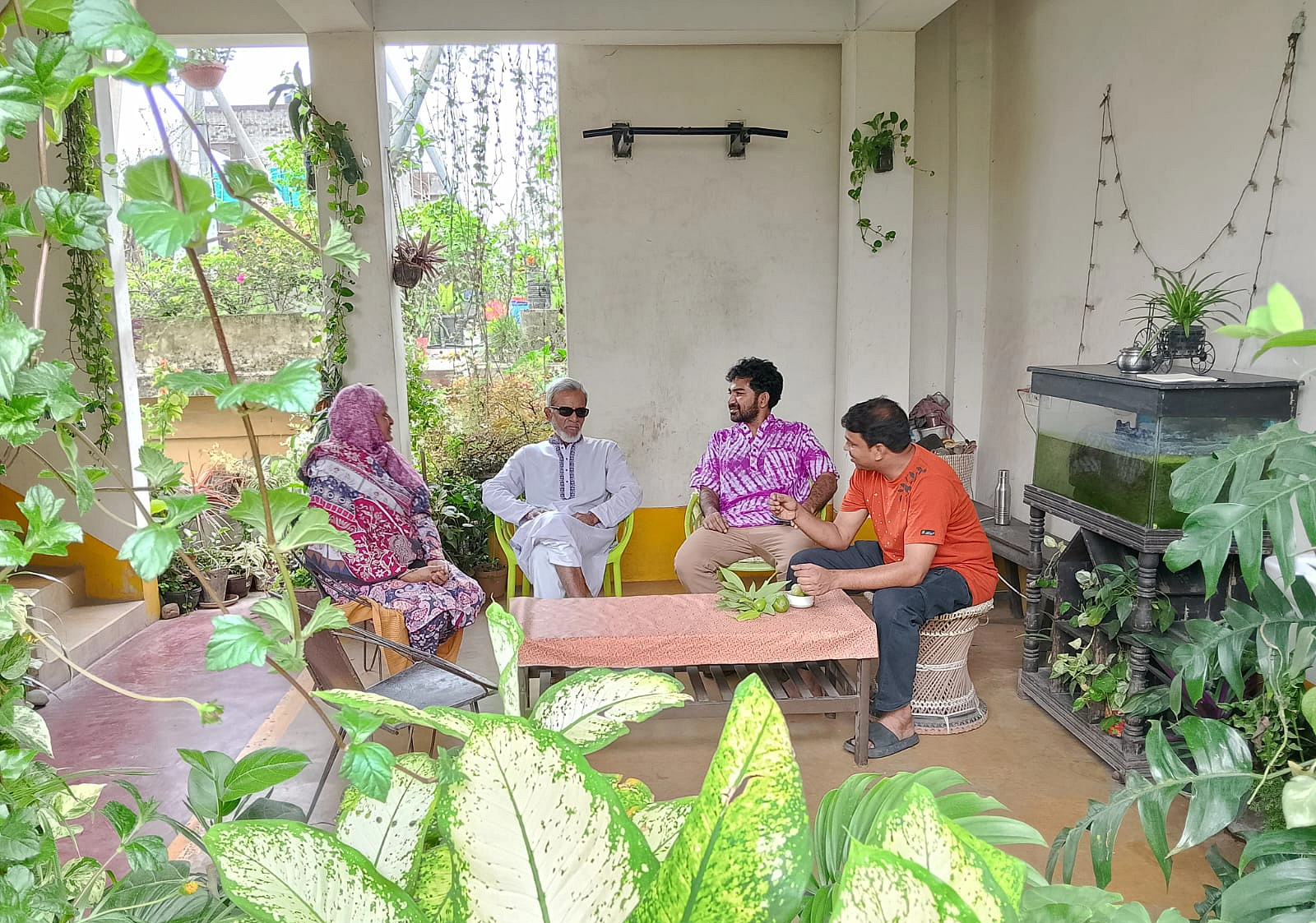 ছাদের এক কোণে বৈঠকের স্থান। ছেলে মুনওয়ার ও কবি ফরহাদ নাইয়ার সঙ্গে গল্পগুজবে মেতে উঠেছেন মাহবুব উদ্দিন ও জিন্নাত মাহবুব।
