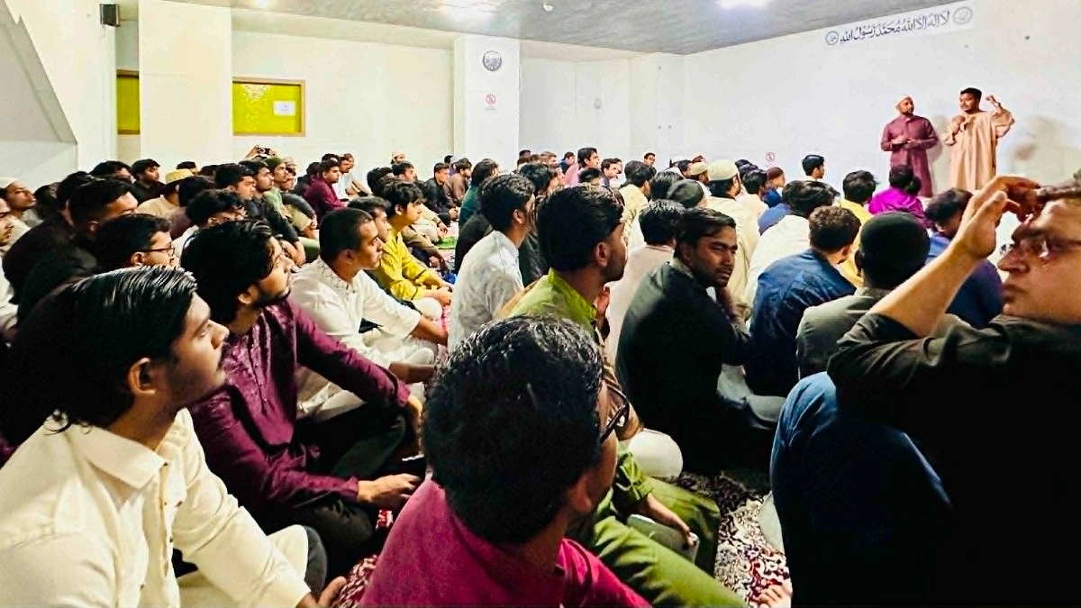 বুসানে বৃষ্টিভেজা ঈদে চার জামায়াত, স্থায়ী মসজিদের সংকট