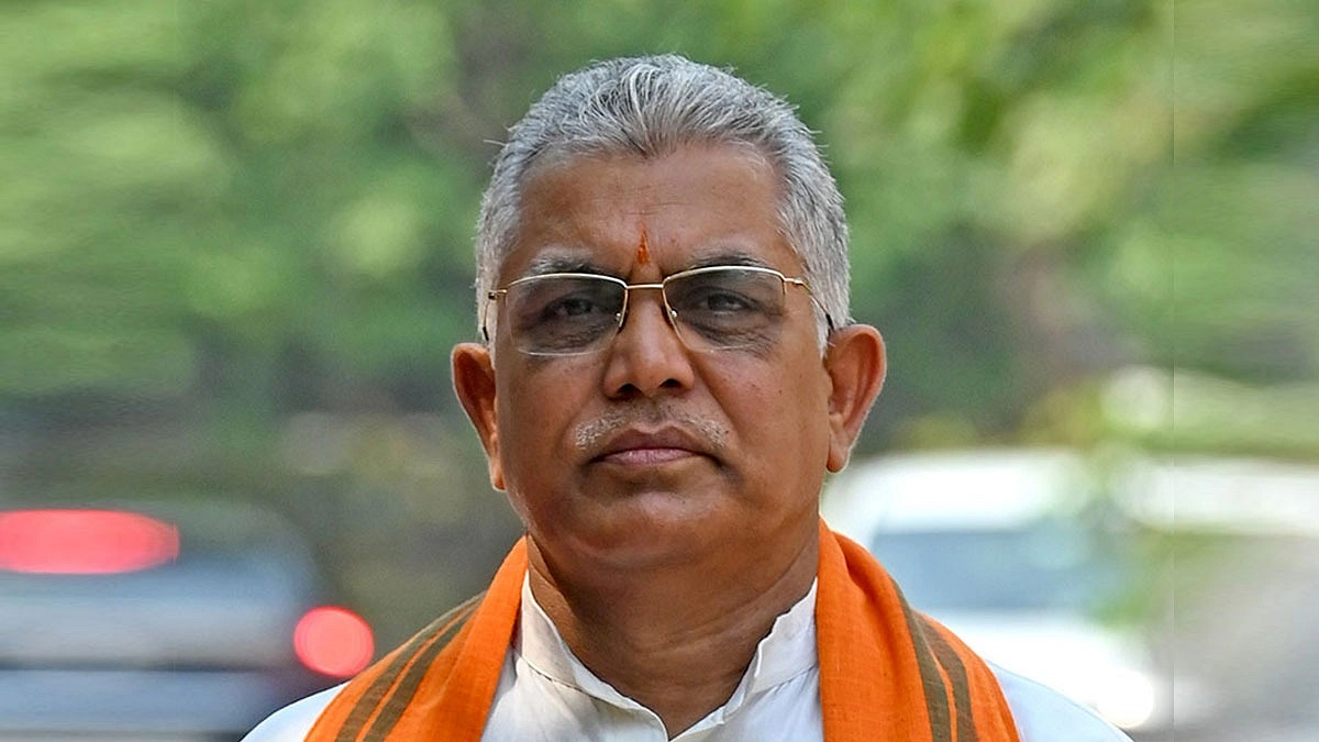 গরুর গায়ে হাত বোলালে রক্তচাপ কমে! দিলীপের মন্তব্যে ফের বিতর্ক