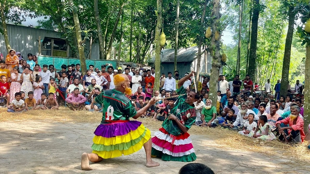 ঢোলের বাড়ি আর লাঠির ছন্দে সাটুরিয়ায় ঈদের বাড়তি আনন্দ