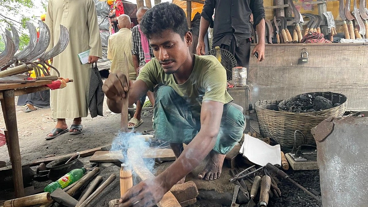 আগুনের সঙ্গে লড়াই করে পরিবার বাঁচান আশিক