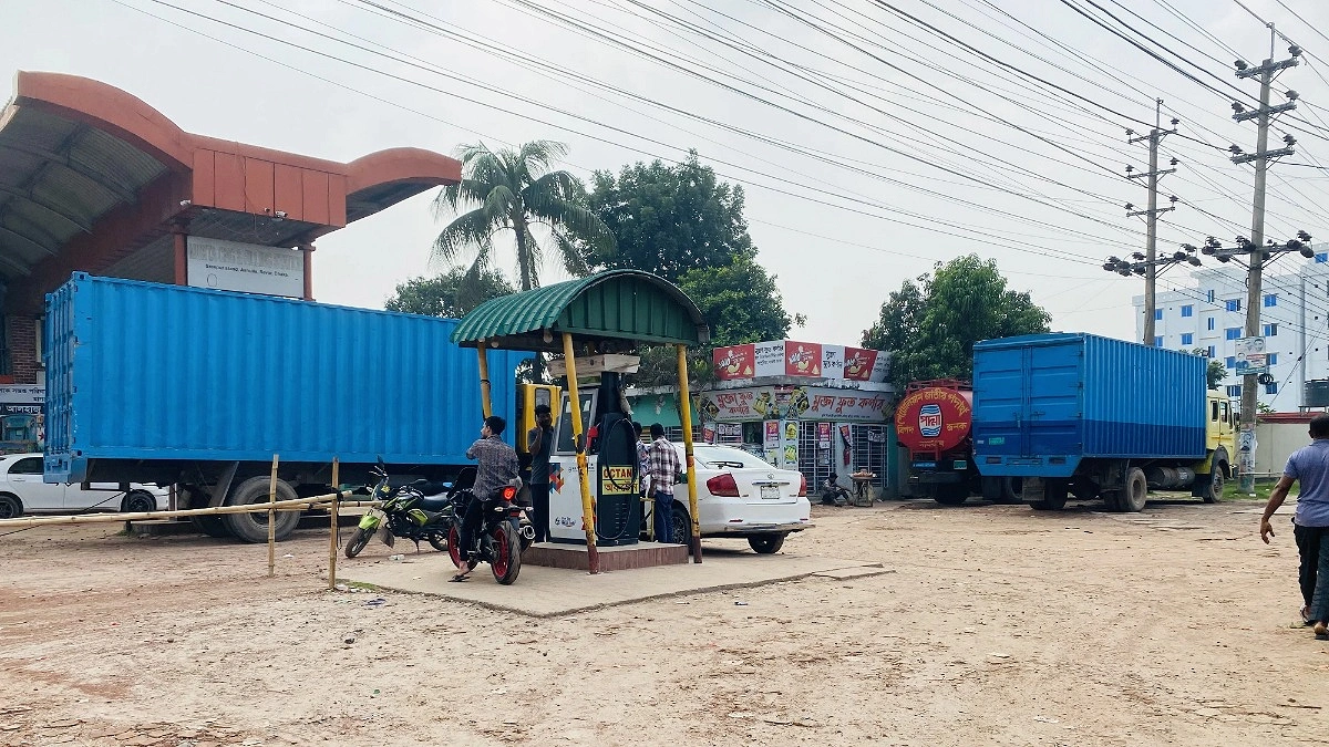 আশুলিয়ায় স্বাভাবিক হচ্ছে জ্বালানি তেলের সরবরাহ, কমেছে পাম্পের ভিড়