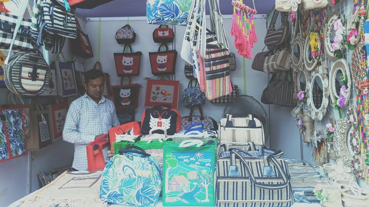 সোনালি আঁশে স্বপ্নের বুনন