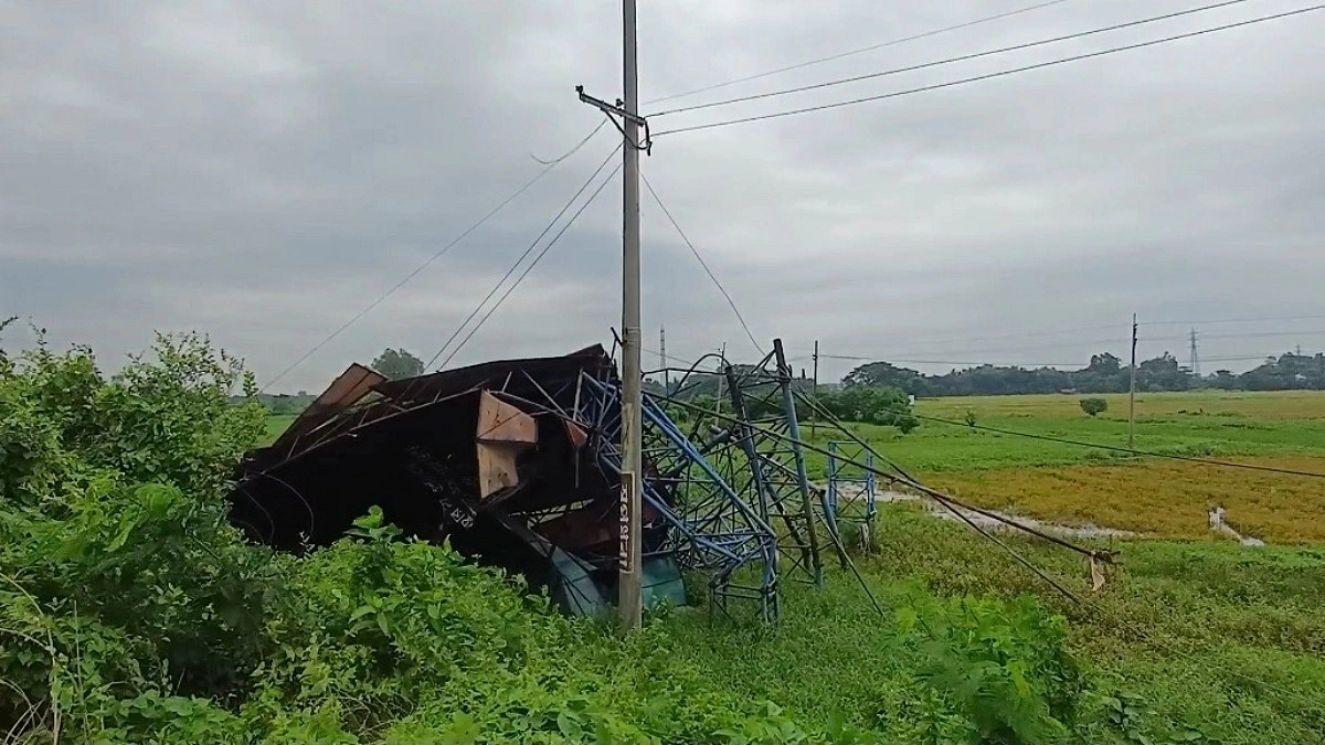 বিলবোর্ড ভেঙে পড়ার খেসারত দিতে হচ্ছে পুরো একটি গ্রামকে