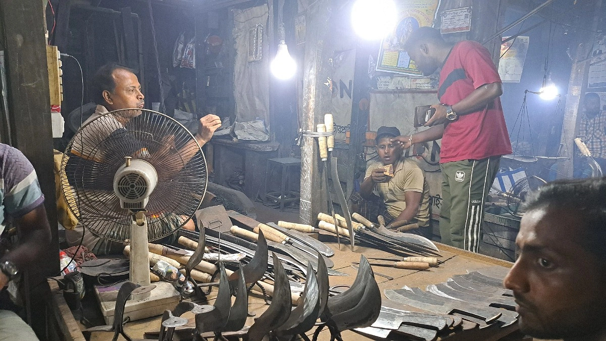 ঈদ এলেই জ্বলে ওঠে কামারপাড়ার আগুন