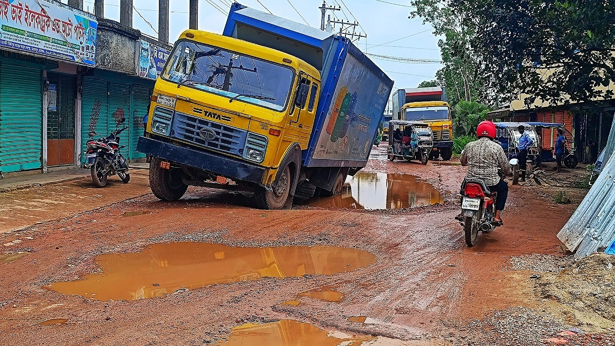 গর্তে থমকে যায় পথ