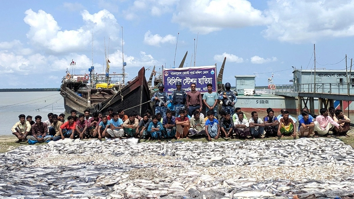 নিষেধাজ্ঞা অমান্য, হাতিয়ায় ৪৫ জেলে আটক