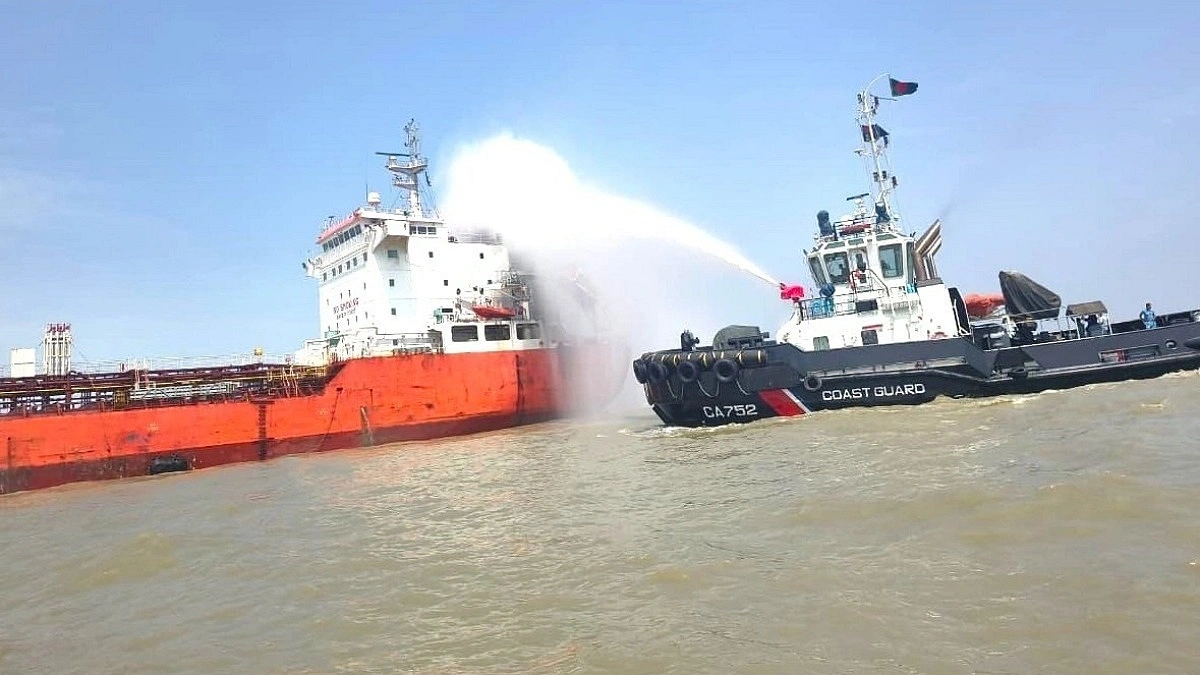 চট্টগ্রাম বন্দরে তেলবাহী জাহাজের আগুন নিয়ন্ত্রণে, উদ্ধার ২২ নাবিক
