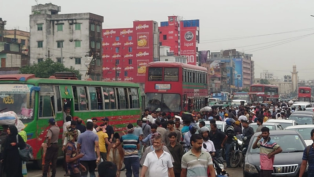 সন্ধ্যা নামলেও কমেনি ঘরমুখো মানুষের ভিড়