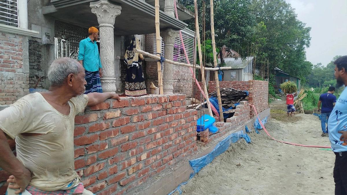 চাঁদা না দেওয়ায় ভেঙে দেওয়া হলো সীমানাপ্রাচীর