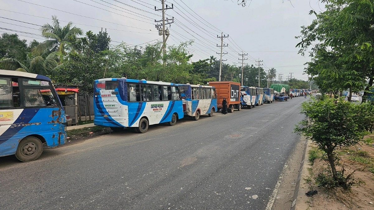 ব্যক্তিগত গাড়িতে ধাক্কার জেরে অর্ধশত বাস আটকে রাখেন বিএনপি নেতা
