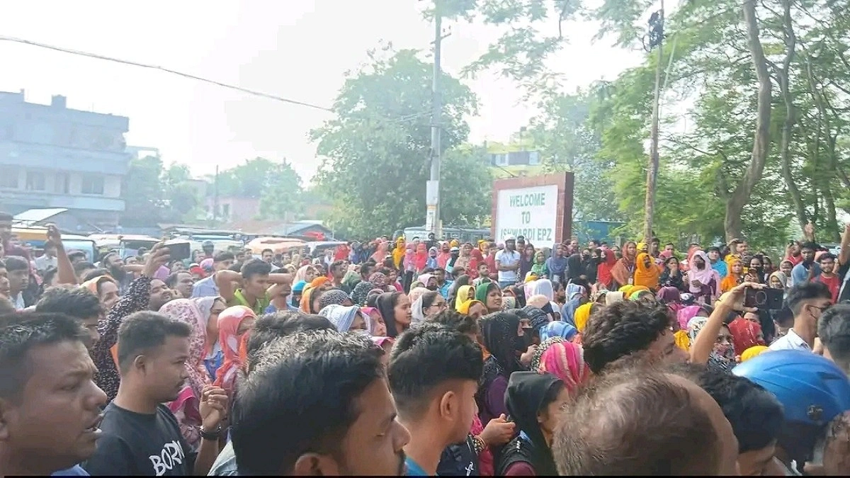 পরিবহন ভাড়া বৃদ্ধির প্রতিবাদে ঈশ্বরদী ইপিজেড শ্রমিকদের বিক্ষোভ