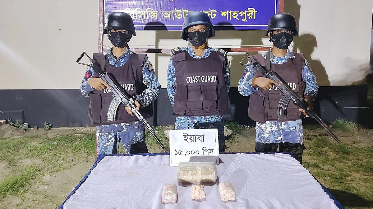 নাফ নদীতে নৌকা থেকে ১৫ হাজার ইয়াবা উদ্ধার