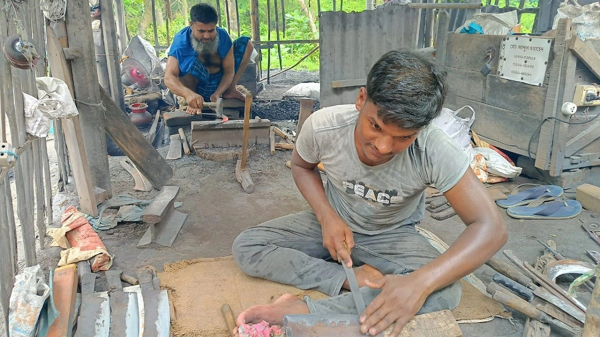 জীবননগরের কামারপাড়ায় ব্যস্ততা, লোডশেডিংয়েও থামছেন না কারিগররা