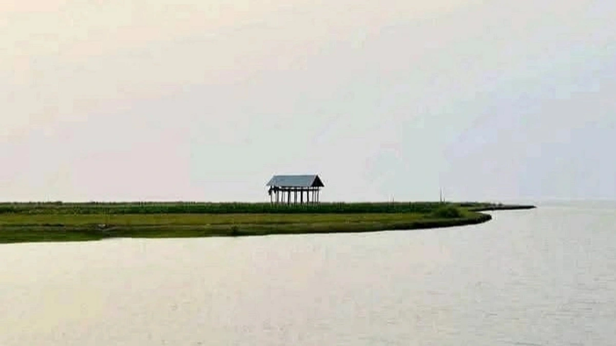 মেঘনার চরে ঘুরতে গিয়ে দেড়শ পর্যটক আটকা, উদ্ধার কাজ চলছে
