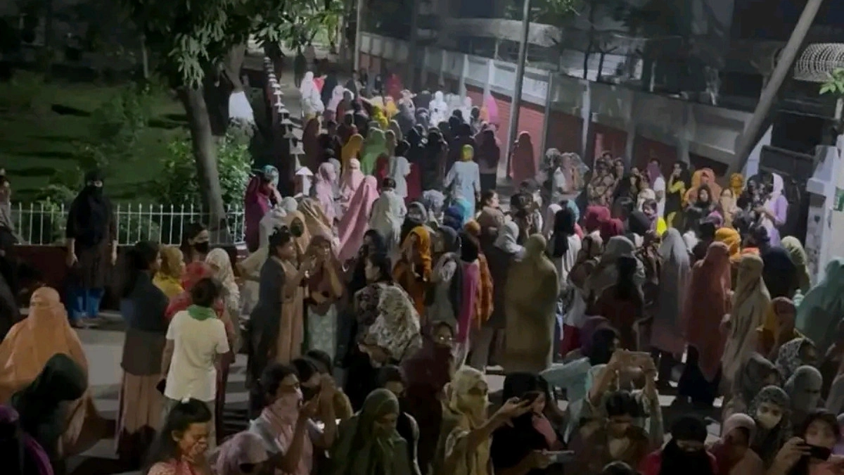 মধ্যরাতে উত্তাল ইডেন কলেজ