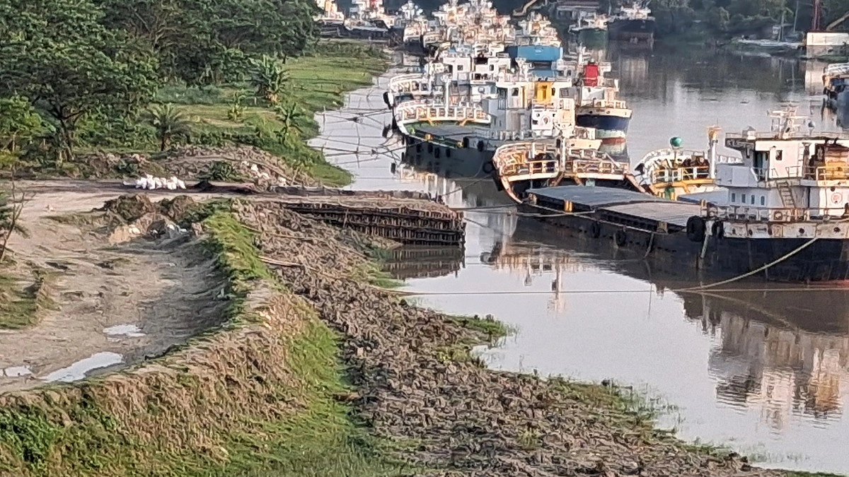 অবৈধ দখল আর পলিতে নাব্যতা হারাচ্ছে ভৈরব নদ