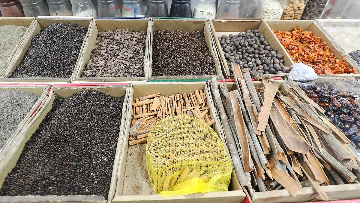 খাতুনগঞ্জে মসলার বাজার : মজুদ বেশি ক্রেতা কম