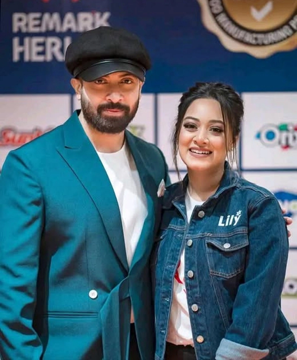 শাকিব খানের সঙ্গে দীঘি (ছবি: ফেসবুক থেকে নেয়া)