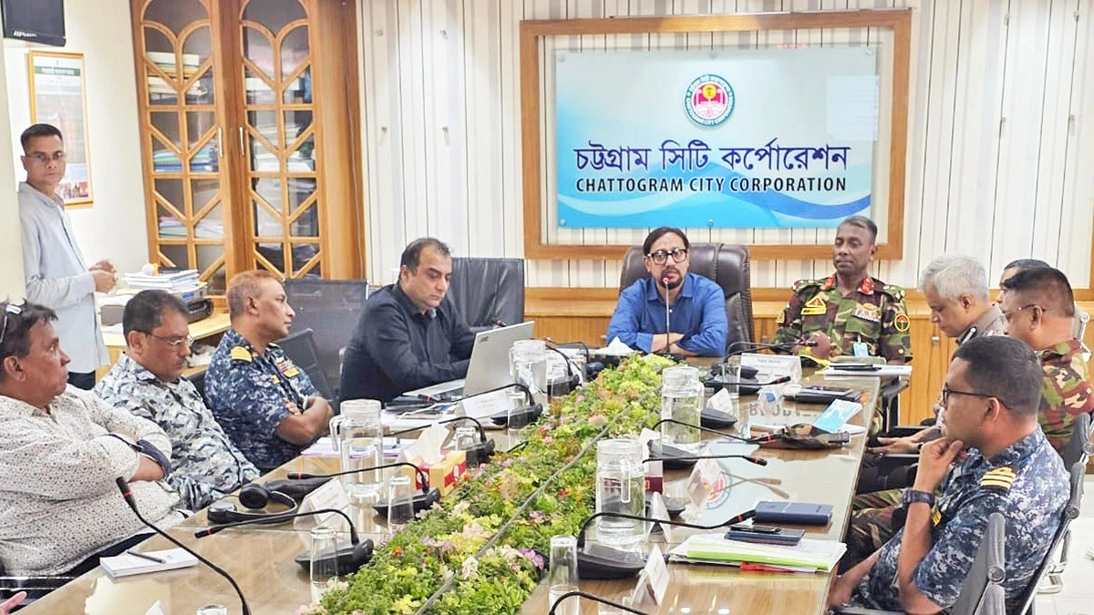 চট্টগ্রামে ৭ খালের ৩৯ জায়গায় বাঁধ, মাটি ও আবর্জনা