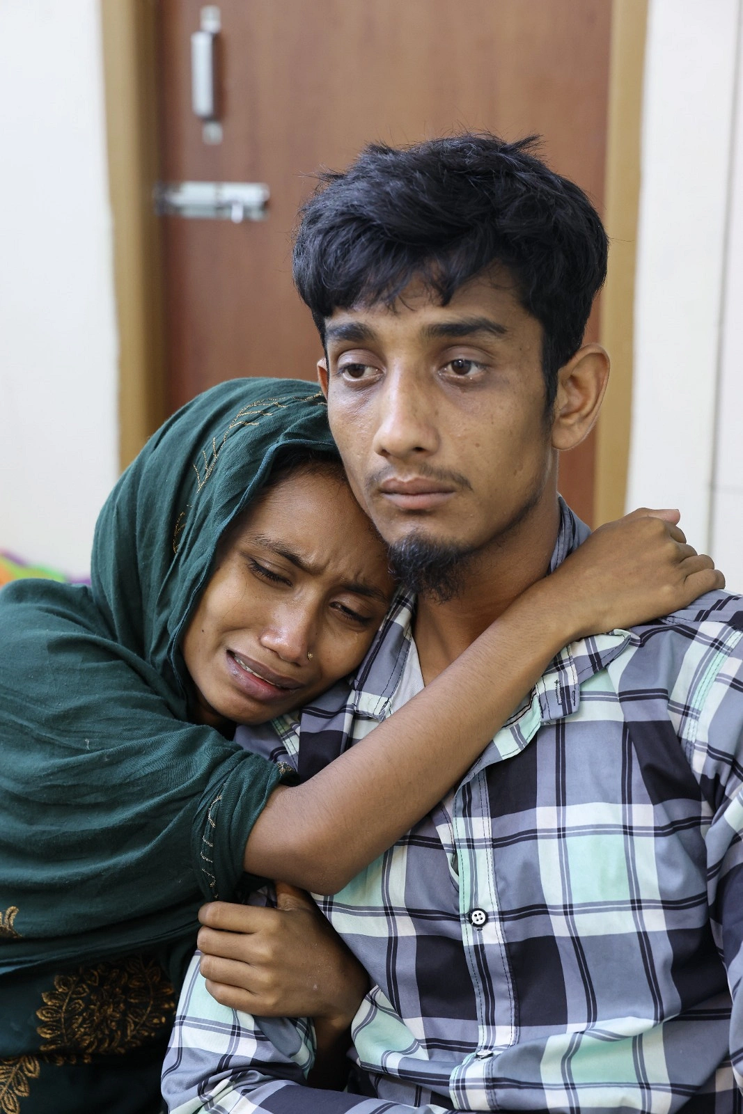 জুরাইসকে হারিয়ে শোকস্তব্ধ বাবা সাইফুল ও মা লামিয়া। ছবি: আগামীর সময়