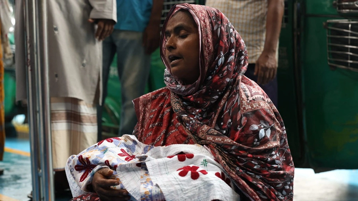 কাপড়ে মোড়ানো ছোট্ট নিথর দেহটি বুকে জড়িয়ে হাঁটছিলেন এক মা। তার মুখে ছিল অসংলগ্ন প্রলাপ, চোখে অসহনীয় শোক।