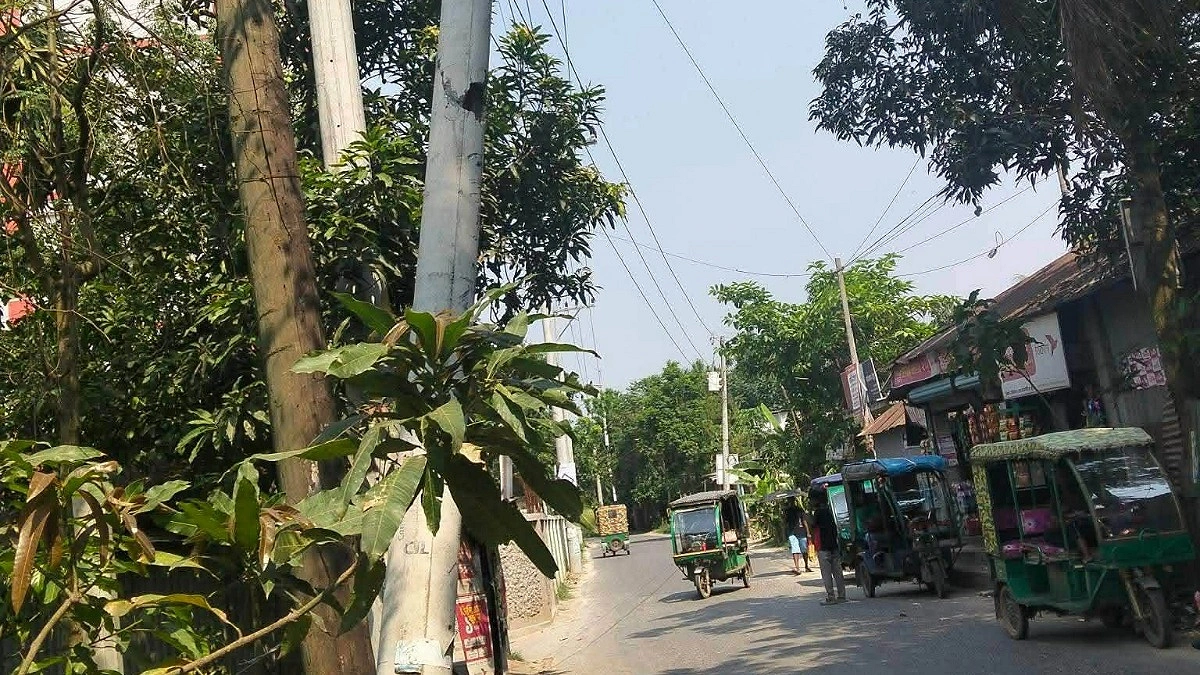 মৃত্যুফাঁদ হয়ে দাঁড়িয়ে আছে বিদ্যুতের খুঁটি