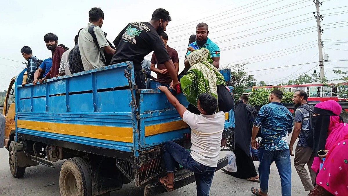 ‘২০০ টাকার ভাড়া হাজারে’, বাস ছেড়ে তাই ট্রাকে