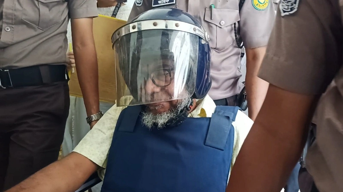 হুইলচেয়ারে আদালতে সাবেক স্বরাষ্ট্র সচিব