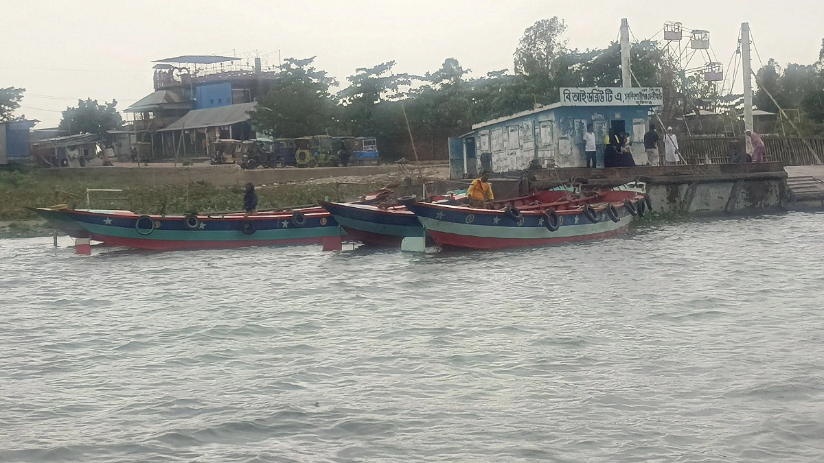 লাইফ জ্যাকেট নেই, তবু উত্তাল মেঘনায় ট্রলারে পারাপার