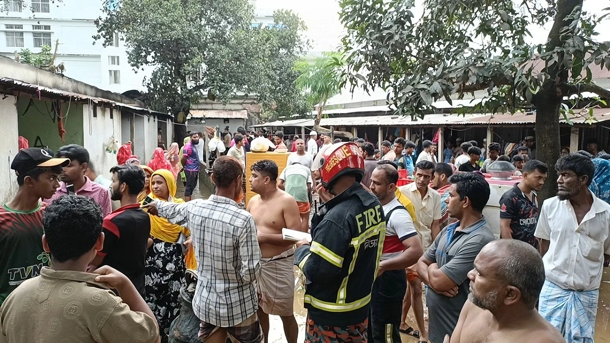 গাজীপুরে পুড়ল ভাড়াটিয়া পোশাককর্মীদের ১১ ঘর