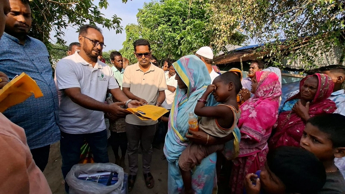 ভাসমান জীবনের ঈদ আনন্দে এক চিলতে হাসি, উপহার পেল মেঘনা পাড়ের মানতা সম্প্রদায়