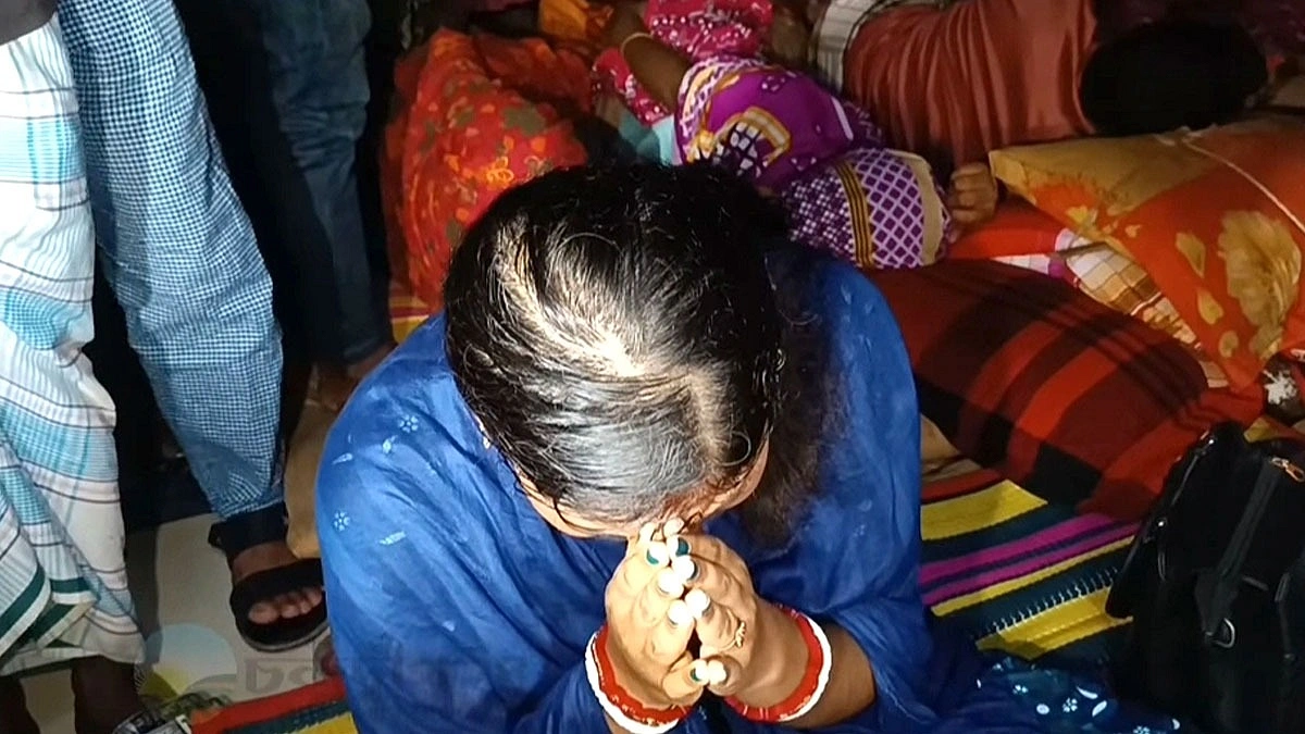 ‘সন্ধ্যা থেকে মৃত সন্তান নিয়ে বসে আছি, আমাদের যেতে দিন’