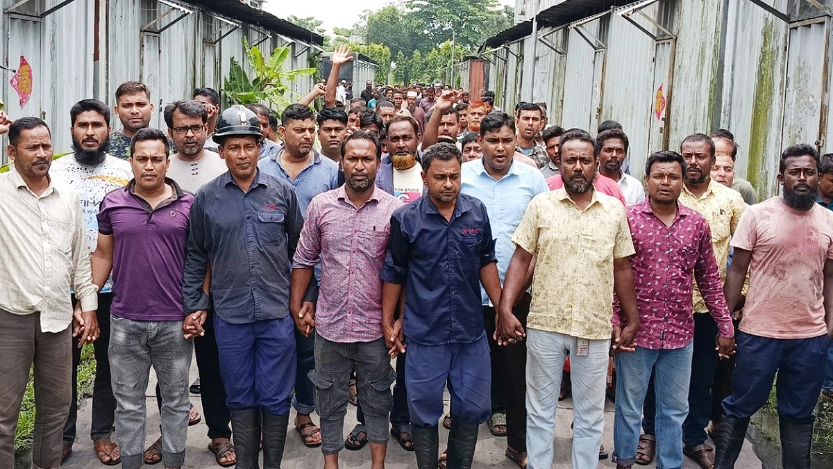 কোল ফেইস বোনাসের দাবিতে বড়পুকুরিয়ায় শ্রমিকদের বিক্ষোভ