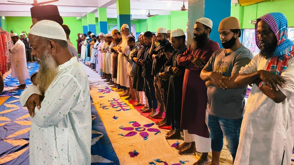 দিনাজপুরে হয়ে গেল ঈদের জামাত