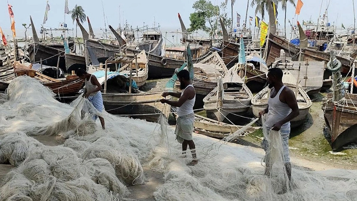 ৫৮ দিনের নিষেধাজ্ঞায় কর্মহীন হাতিয়ার জেলেরা, বাড়ছে দুর্ভোগ
