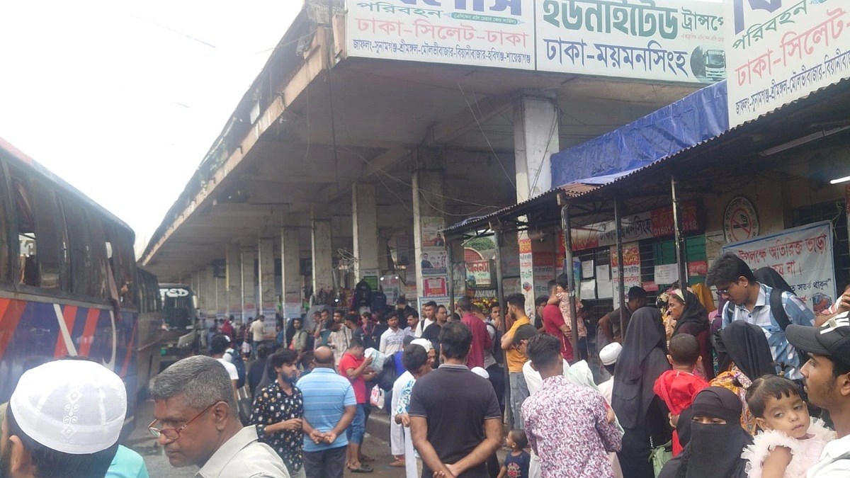 বিকেলেও মহাখালীতে ঘরমুখো মানুষের ভিড়