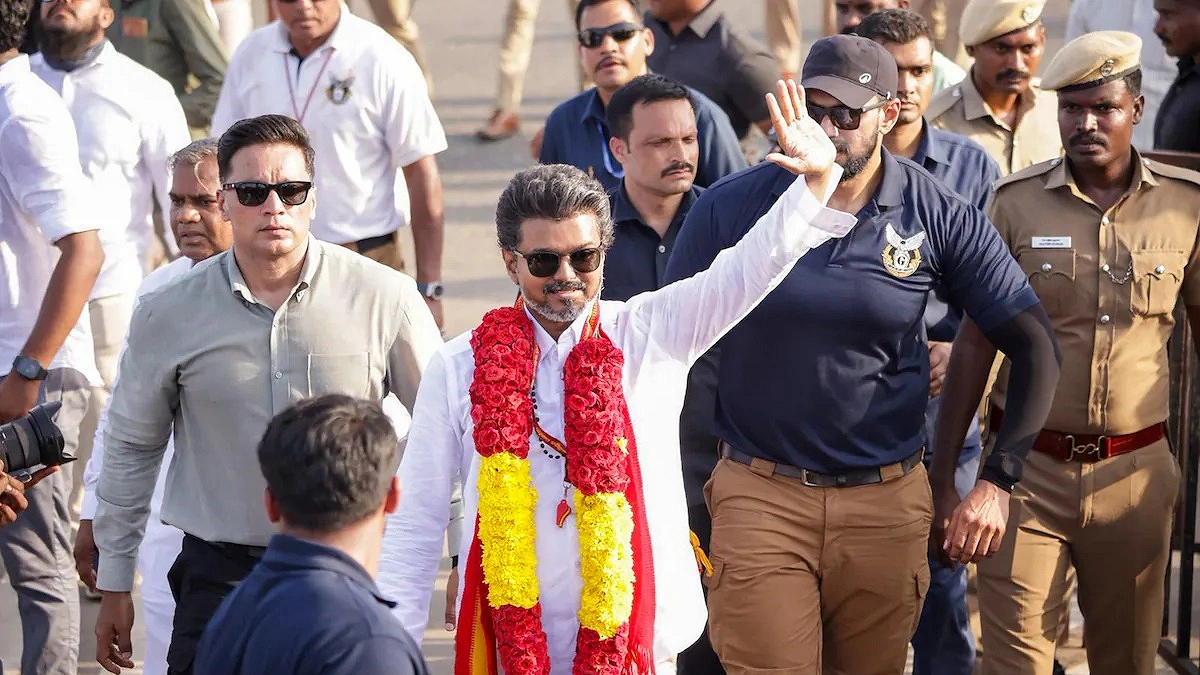 বিজয়ের মন্ত্রিসভায় শপথ নিলেন যারা