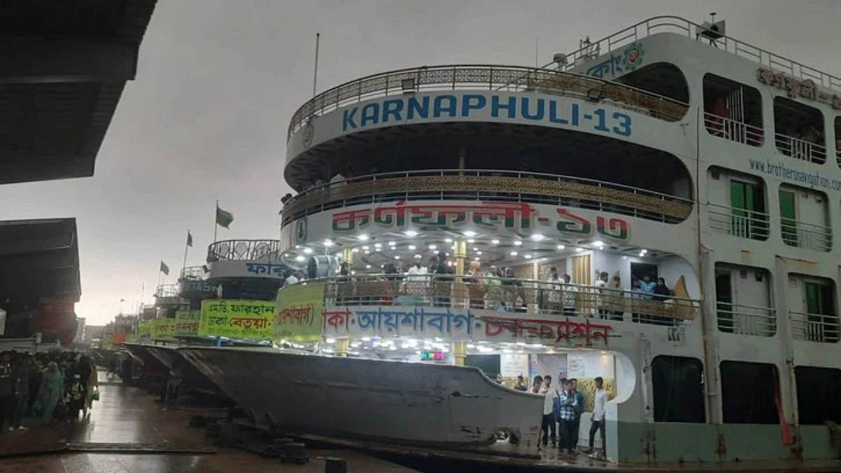 বৈরী আবহাওয়ায় বন্ধ সদরঘাটের লঞ্চ চলাচল