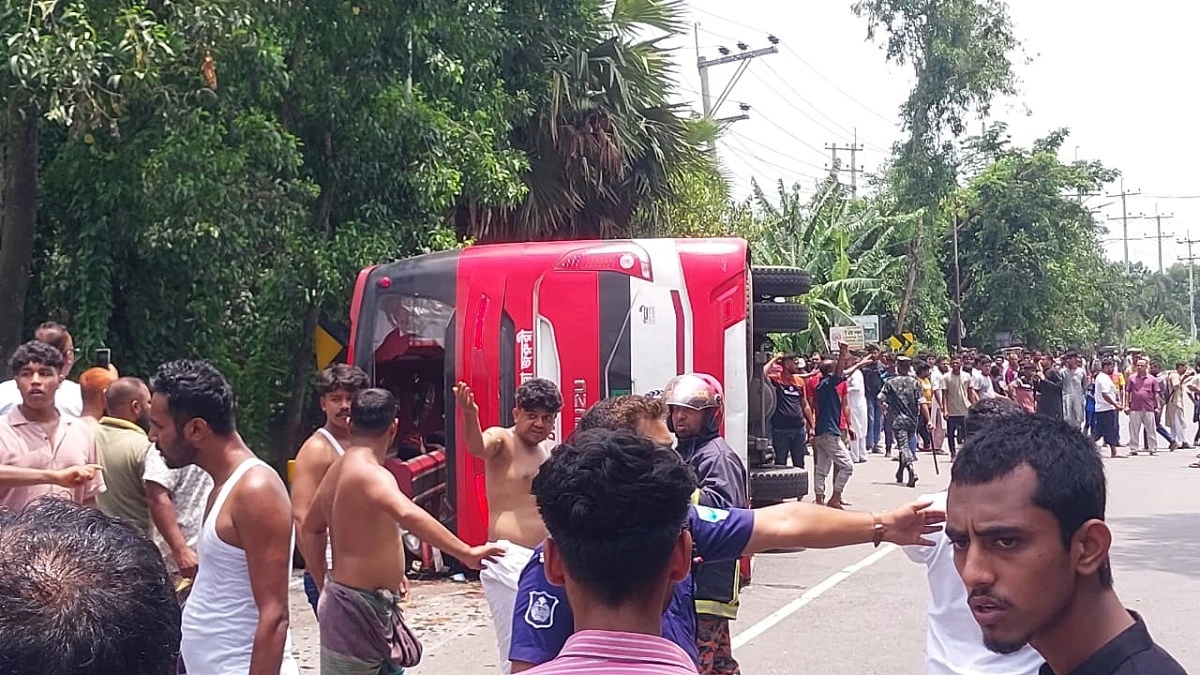 গোপালগঞ্জে মোটরসাইকেলে বাসের ধাক্কা, নিহত ৫