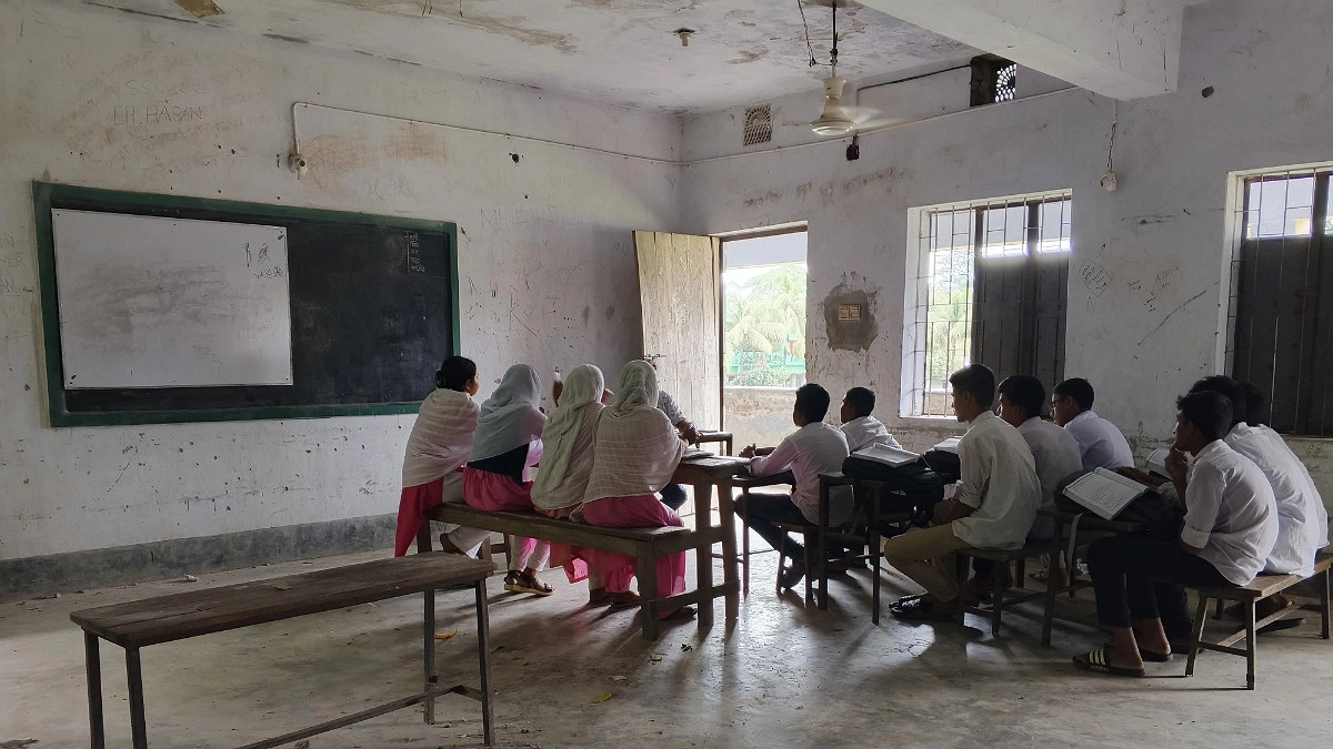 বাউফলে ছাদের প্লাস্টার ধসে দুই শিক্ষার্থী আহত, তবুও চলছে ক্লাস