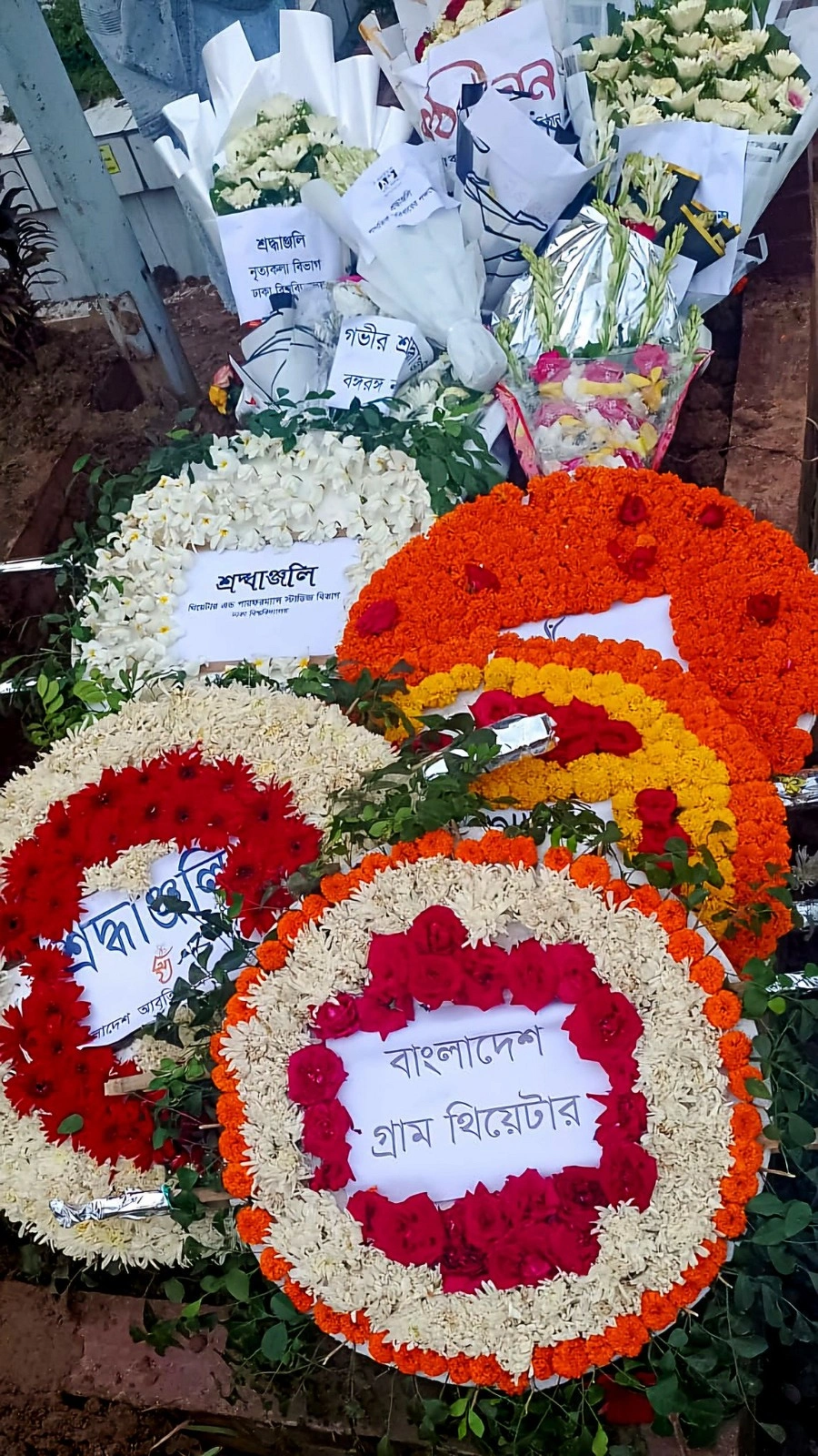 বনানী কবরস্থানে তোলা : অম্লান বিশ্বাসের ফেসবুক থেকে