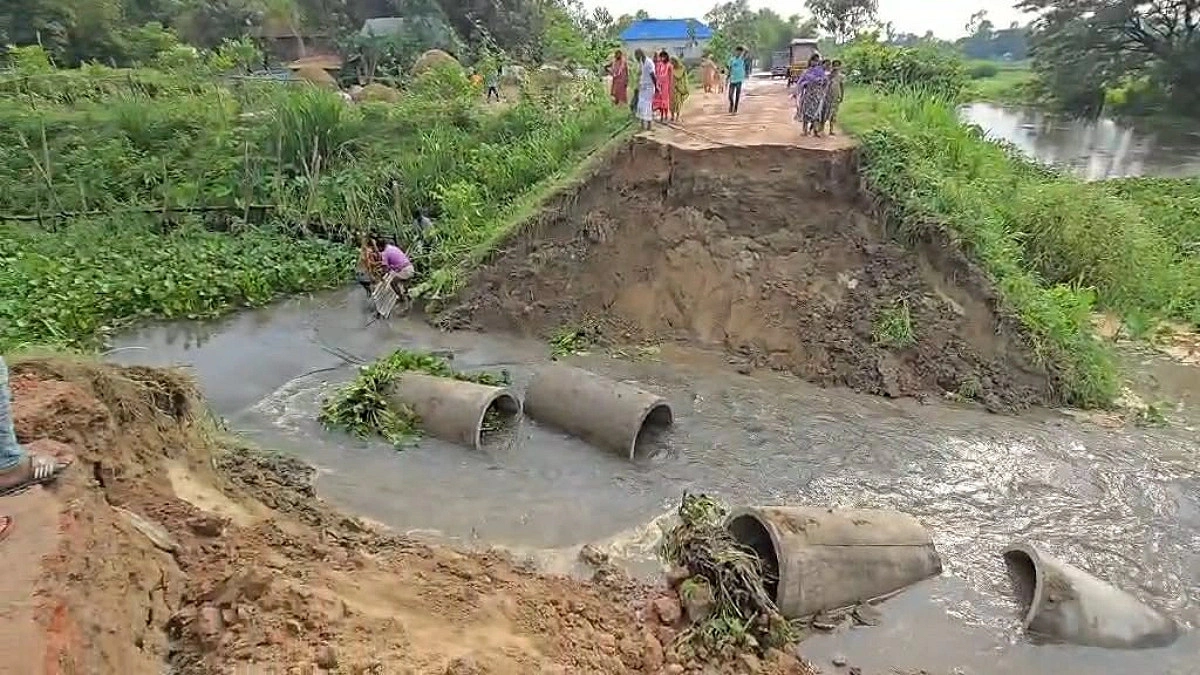 টানা বৃষ্টিতে নবীনগরে সড়ক ধস, বন্ধ যোগাযোগ