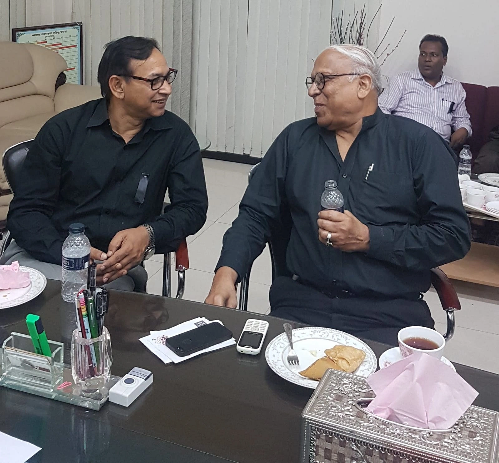 আতাউর রহমান ও মোহাম্মদ বারী, এ ছবি এখন স্মৃতি। ছবি: লেখক