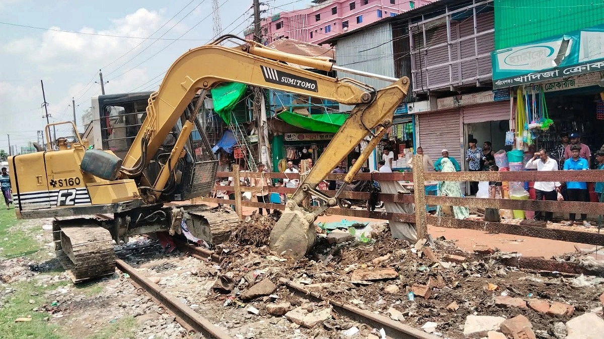 নোয়াখালীতে রেলওয়ের জায়গা থেকে ১২০ অবৈধ স্থাপনা উচ্ছেদ